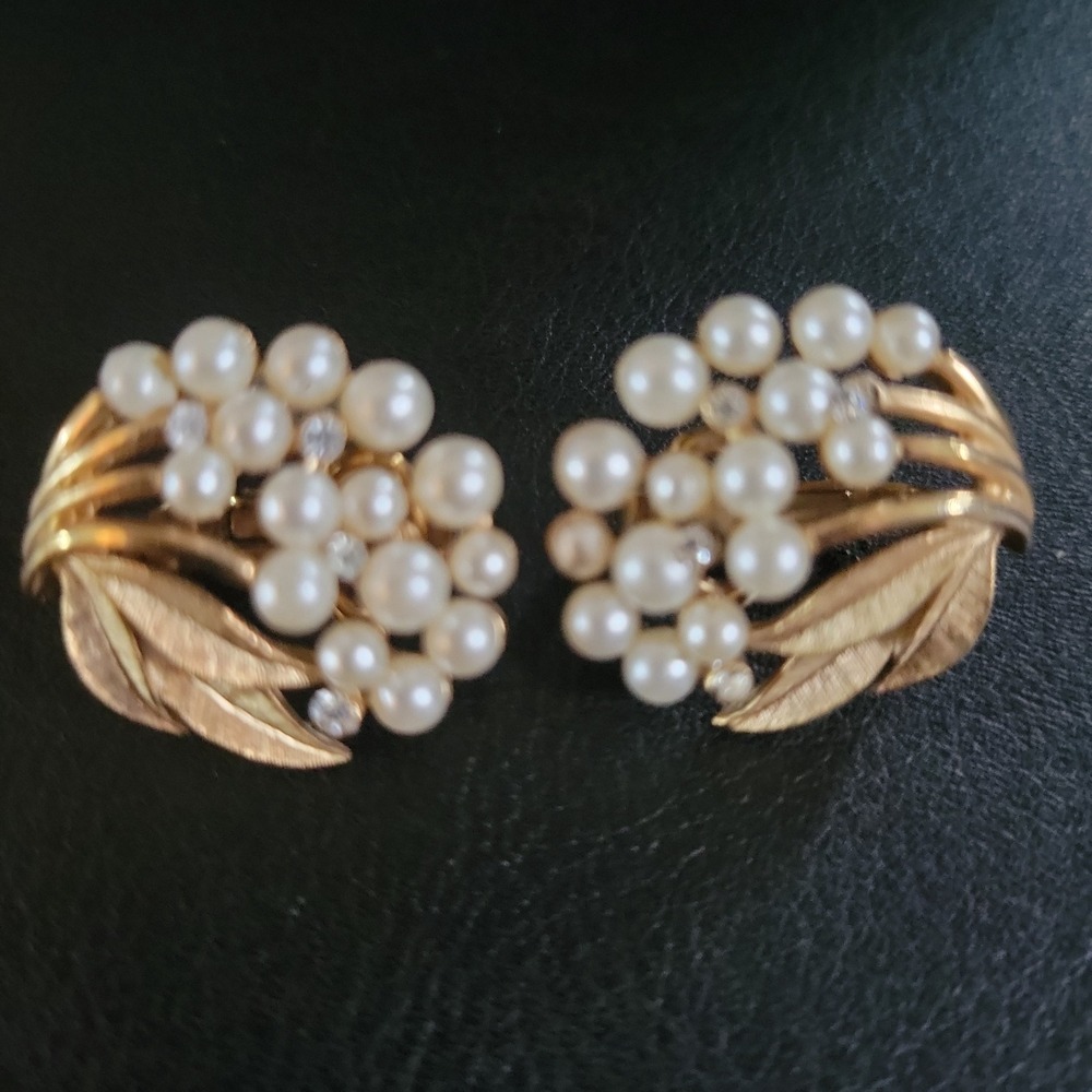Vintage Trifari Gold Faux Pearl Rhinestone Clip On Earrings OS Old Money 60s